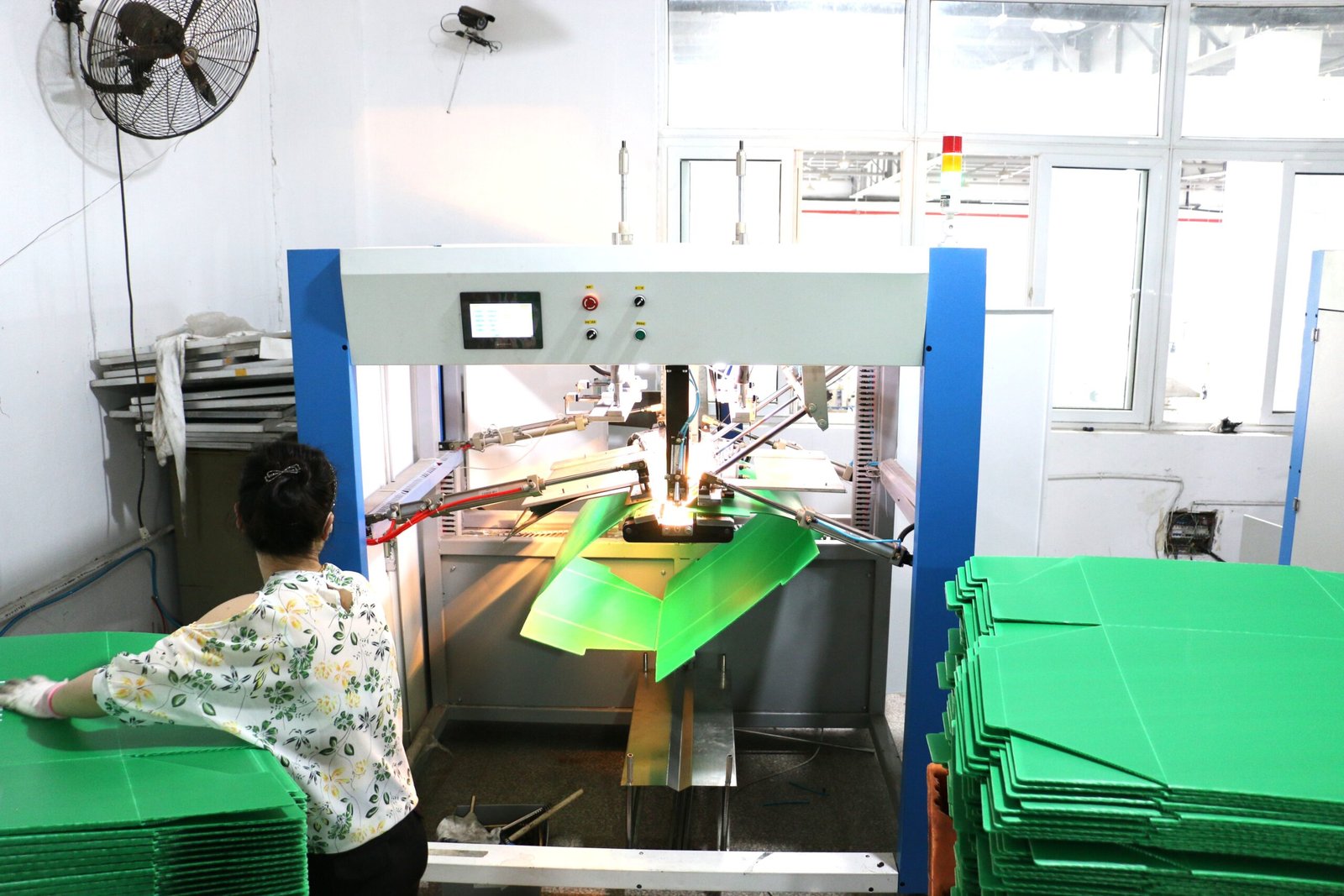 Automatic welding machine joining PP hollow sheet panels for corrugated plastic returnable boxes