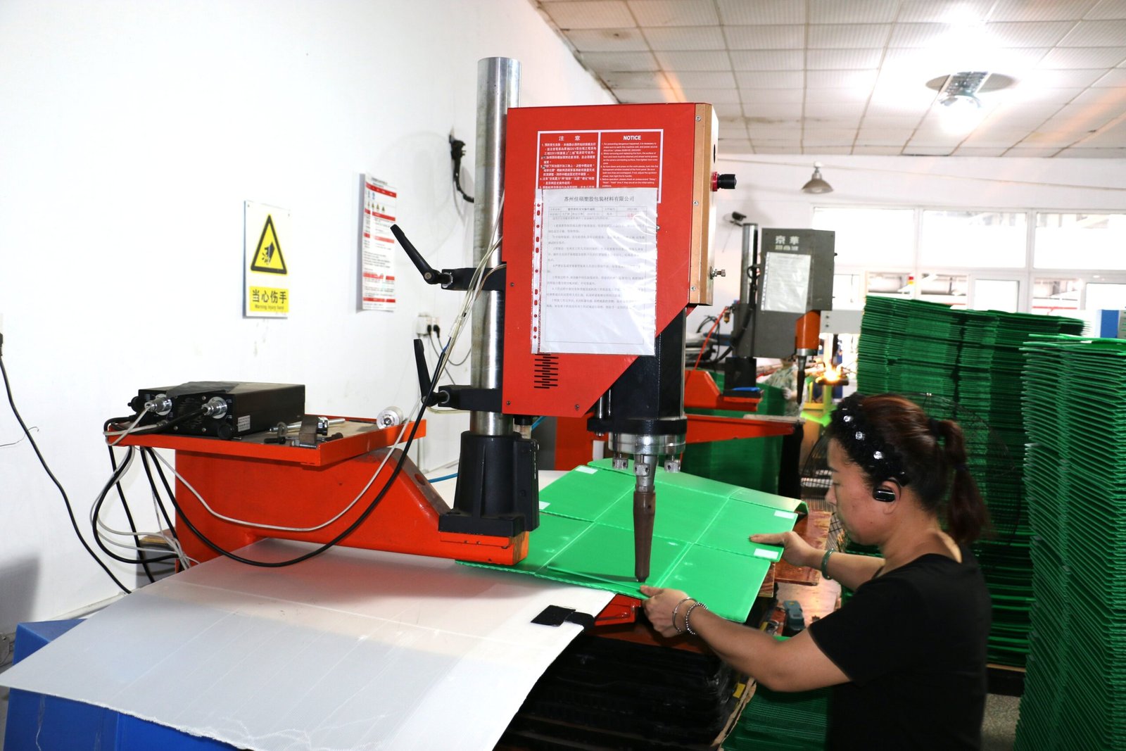 Ultrasonic welding machine reinforcing PP hollow sheet folding lines and corners with spot welding and creasing