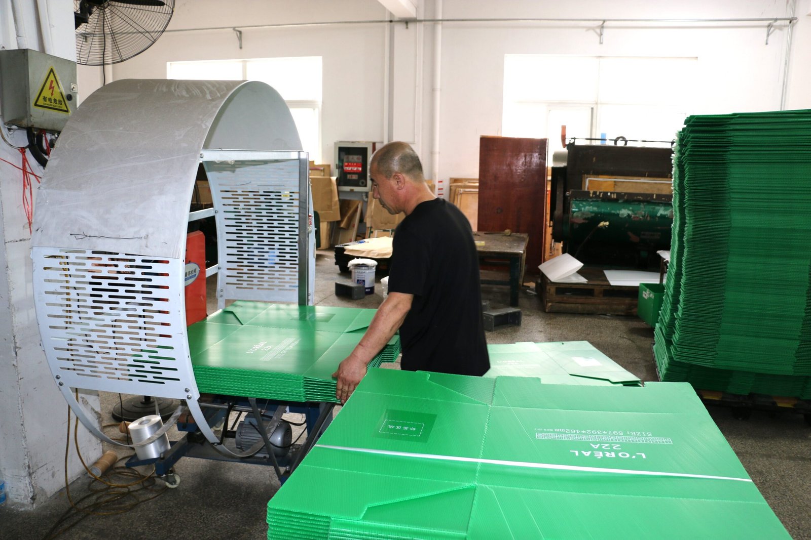 Automatic strapping machine bundling PP hollow sheets for easy storage and transportation