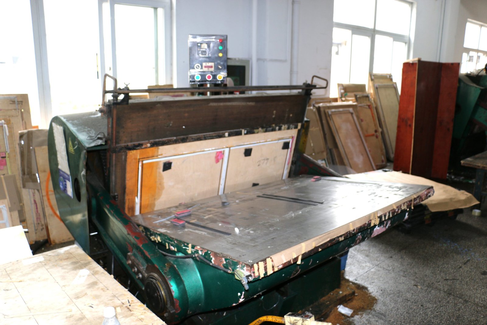 PP hollow sheet die cutting machine cutting large corrugated sheets into panels for returnable boxes